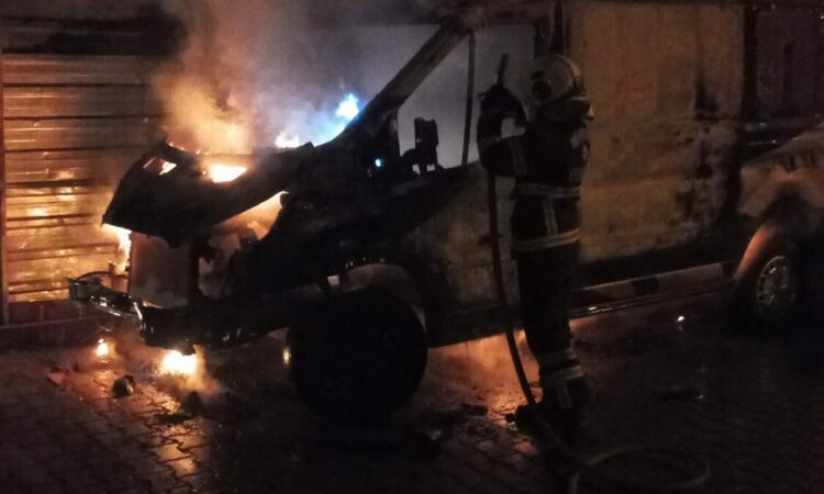 Nevşehir’de park halindeki minibüs yanarak kullanılmaz hale geldi