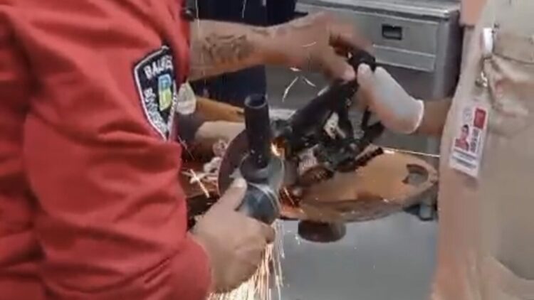 Kazada motosiklet sürücüsünün ayağına demir parçası saplandı
