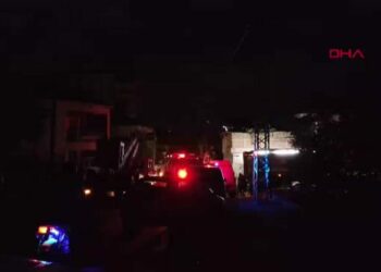 Kayseri'de 2 katlı evin çatısında yangın