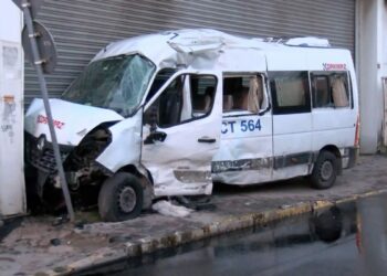 Ümraniye’de servis minibüsüyle İBB’ye ait atık kamyonu çarpıştı: 2 yaralı