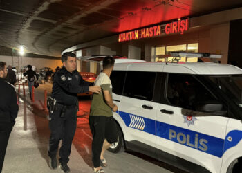 Eşi tarafından zorla tutulduğu araçtan atlayınca ağır yaralandı