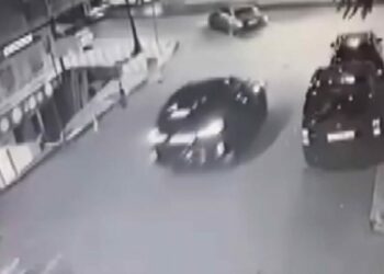 Üsküdar’da motokuryenin ağır yaralandığı kaza kamerada