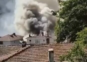 Sarıyer’de binanın çatısında çıkan yangın söndürüldü