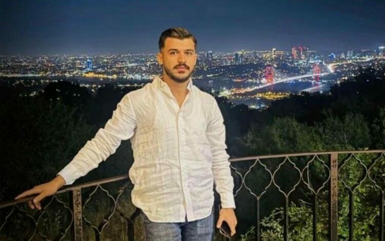 Koyun sürüsüne çarpan otomobilin sürücüsü öldü