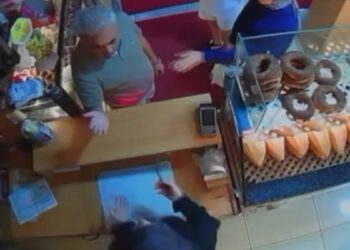 Bağcılar'da iş yeri sahibiyle tahliye anlaşmazlığı yaşayan kadın, çocuklarının yanında darbedildi