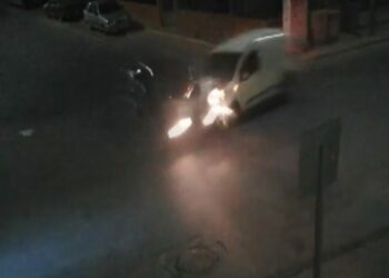 Hafif ticari araç ile otomobilin çarpışması kamerada; 2 yaralı