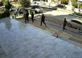 Hafif ticari araç, karşı şeride geçip kuryeye çarptı; kaza kamerada