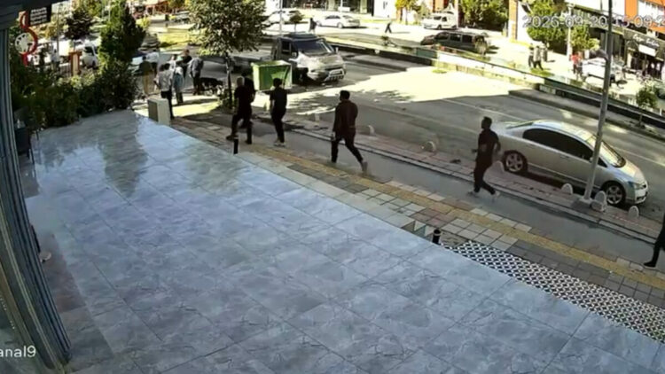 Hafif ticari araç, karşı şeride geçip kuryeye çarptı; kaza kamerada