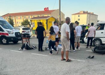 Motosikletle otomobilin çarpıştığı kaza kamerada; 2 yaralı