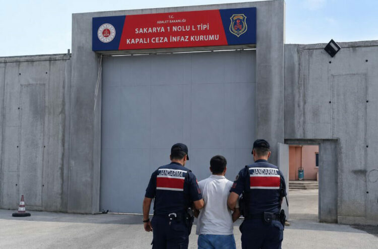 Sakarya'da 6 kilo esrar ile 102 kök kenevir ele geçirildi; 4 tutuklama