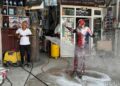 Türkiye’yi gezen Örümcek Adam’ı hortumla yıkadılar