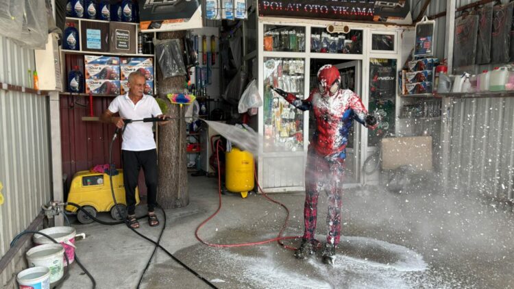 Türkiye’yi gezen Örümcek Adam’ı hortumla yıkadılar