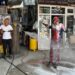 Türkiye’yi gezen Örümcek Adam’ı hortumla yıkadılar