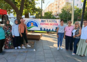 Kadınlar el emeği ürünlerini satıp, 15 ihtiyaç sahibi öğrencinin eğitimine destek oldu