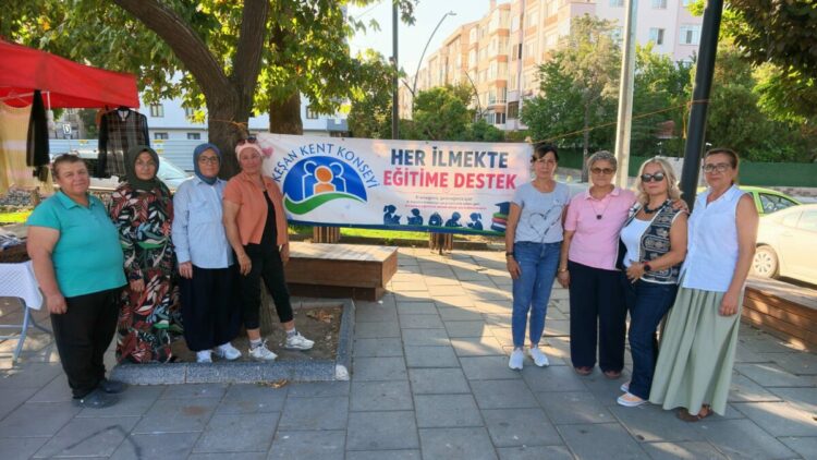 Kadınlar el emeği ürünlerini satıp, 15 ihtiyaç sahibi öğrencinin eğitimine destek oldu