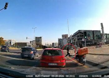 Motosikletin yayaya çarptığı kaza kamerada: 2 yaralı