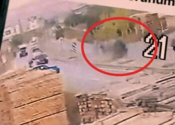 Refüje çarpan otomobilin devrilmesi kamerada; 1 yaralı
