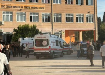 Manisa'da okulun önünde ateş açıldı; yaralılar var