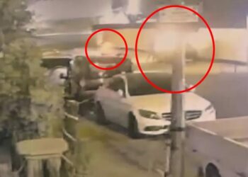 Park halindeki otomobili ateşe verdiler; o anlar kamerada
