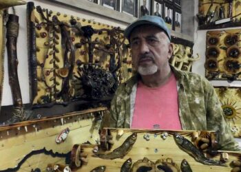 35 yıldır topladığı atıkları sanat eserine dönüştürüyor