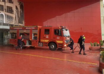 AVM'deki teknoloji mağazasında yangın