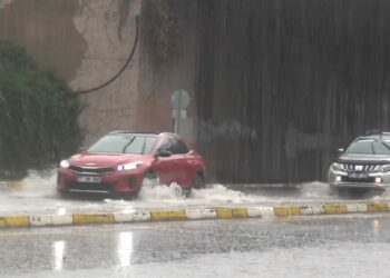 Yalova’da sağanak nedeniyle yollar göle döndü
