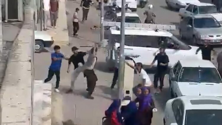 Şanlıurfa'da iki grubun taşlı, sopalı kavgası kamerada; 9 yaralı