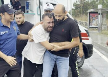 Arnavutköy'de yağış nedeniyle kayganlaşan yola devrilen kamyona hafriyat aracı çarptı; 2 yaralı