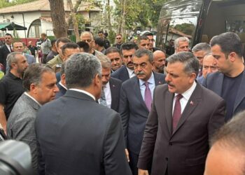 Manisa'da okul yakınında silahla ateş açıldı; 11 yaralı