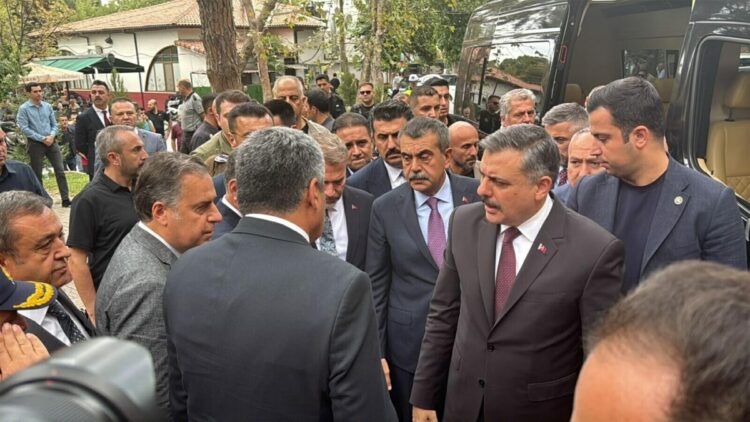 Manisa'da okul yakınında silahla ateş açıldı; 11 yaralı