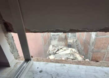 Zeytinburnu'nda inşaat çalışmasında yan binadaki dairenin dün yatak odası, bugün banyo duvarı yıkıldı
