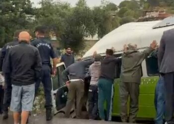 Çanakkale'de minibüs su kanalına devrildi; 1 ölü, 2 yaralı