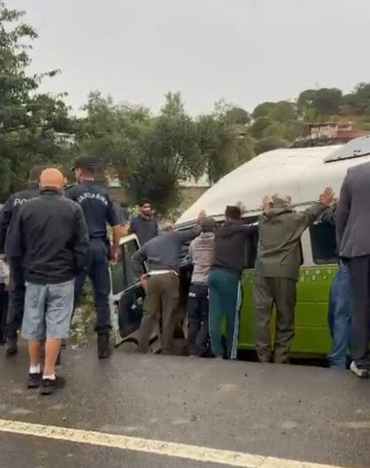 Çanakkale'de minibüs su kanalına devrildi; 1 ölü, 2 yaralı