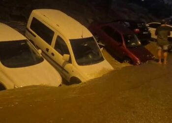 Ankara'da şimşekler gökyüzünü aydınlattı