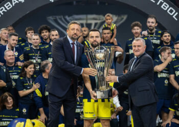 Fenerbahçe Tarfin, şampiyonluk kupasını aldı