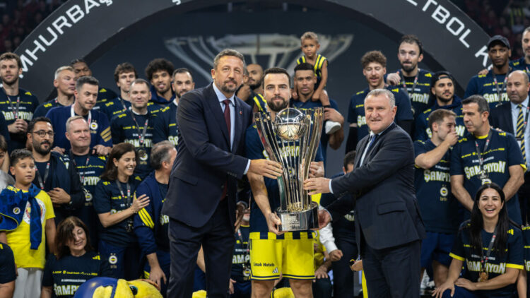 Fenerbahçe Tarfin, şampiyonluk kupasını aldı