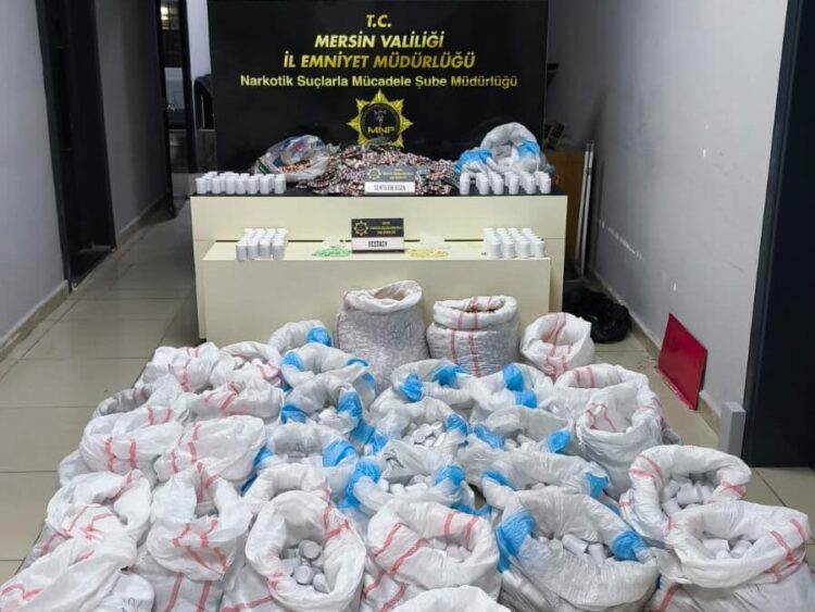 Minibüsten çıkan binlerce hapa 2 tutuklama