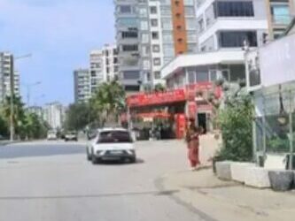 Kaldırımda yürüyen yaya, el freni çekilmeyen otomobilin altında kalmaktan son anda kurtuldu; o anlar kameraya yansıdı