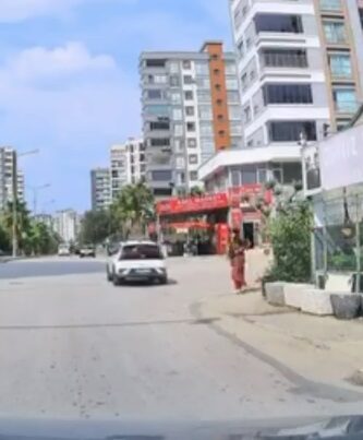 Kaldırımda yürüyen yaya, el freni çekilmeyen otomobilin altında kalmaktan son anda kurtuldu; o anlar kameraya yansıdı