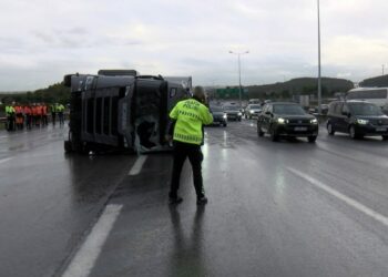 Pendik’te TIR devrildi; trafik yoğunluğu oluştu