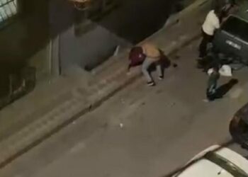 Sultangazi’de akrabaların sokağa taşan kavgasında kadın yumruklarla darbedildi
