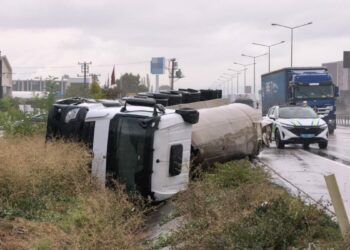 Yağış nedeniyle devrilen tankerin sürücüsü yaralandı
