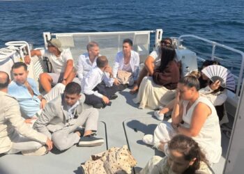 Şık giyinerek yurt dışına kaçmak isteyen 12 kaçak göçmen yakalandı