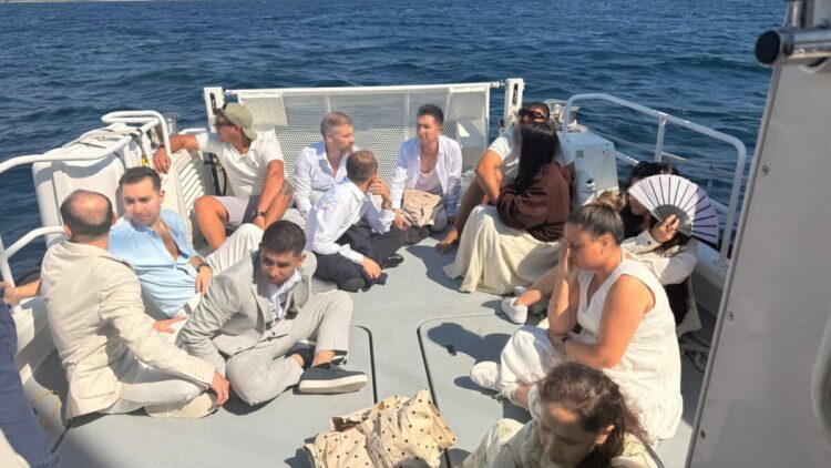 Şık giyinerek yurt dışına kaçmak isteyen 12 kaçak göçmen yakalandı