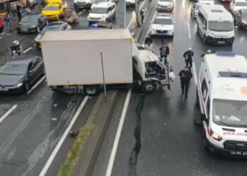 Esenyurt’ta aydınlatma direğine çarpan kamyonetin şoförü hayatını kaybetti