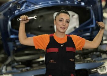 Fatma, muhasebeci olarak girdiği sanayide motor ustası oldu