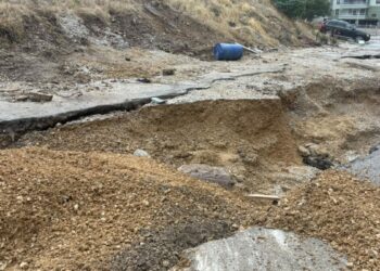 Ankara'da selde çöken yolda 20 araç hasar gördü