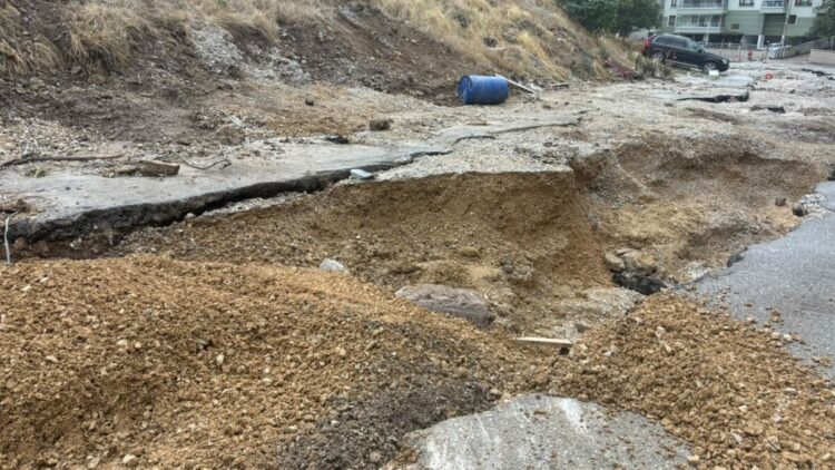 Ankara'da selde çöken yolda 20 araç hasar gördü