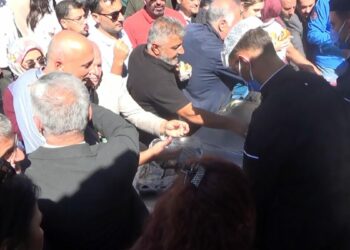 Üniversitenin başarısını ekmek arası dönerle kutladılar