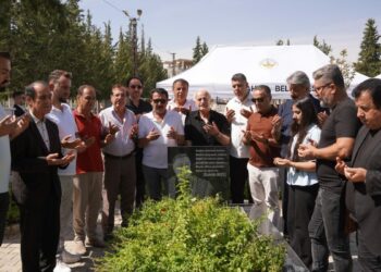Sanatçılardan Kahtalı Mıçe'nin mezarına ziyaret